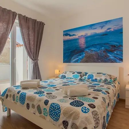 Apartment Garden Breeze